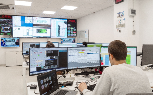 El COR (Centro de Operación de Red) de Axión supervisa el funcionamiento de las redes de telecomunicaciones diariamente las 24 horas.